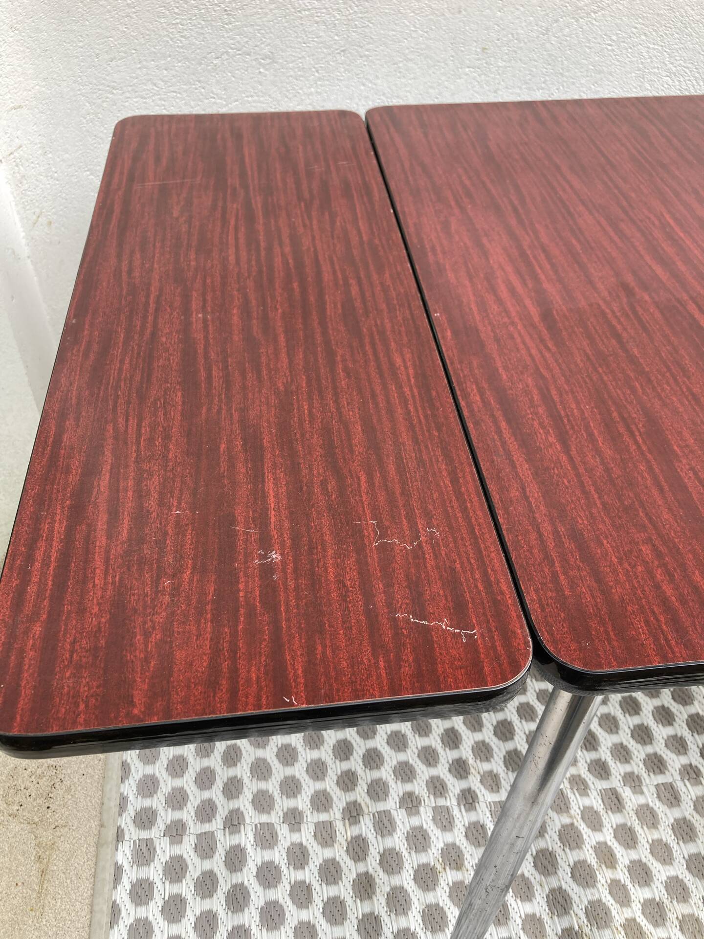 Table Formica jpp couleur lie de vin