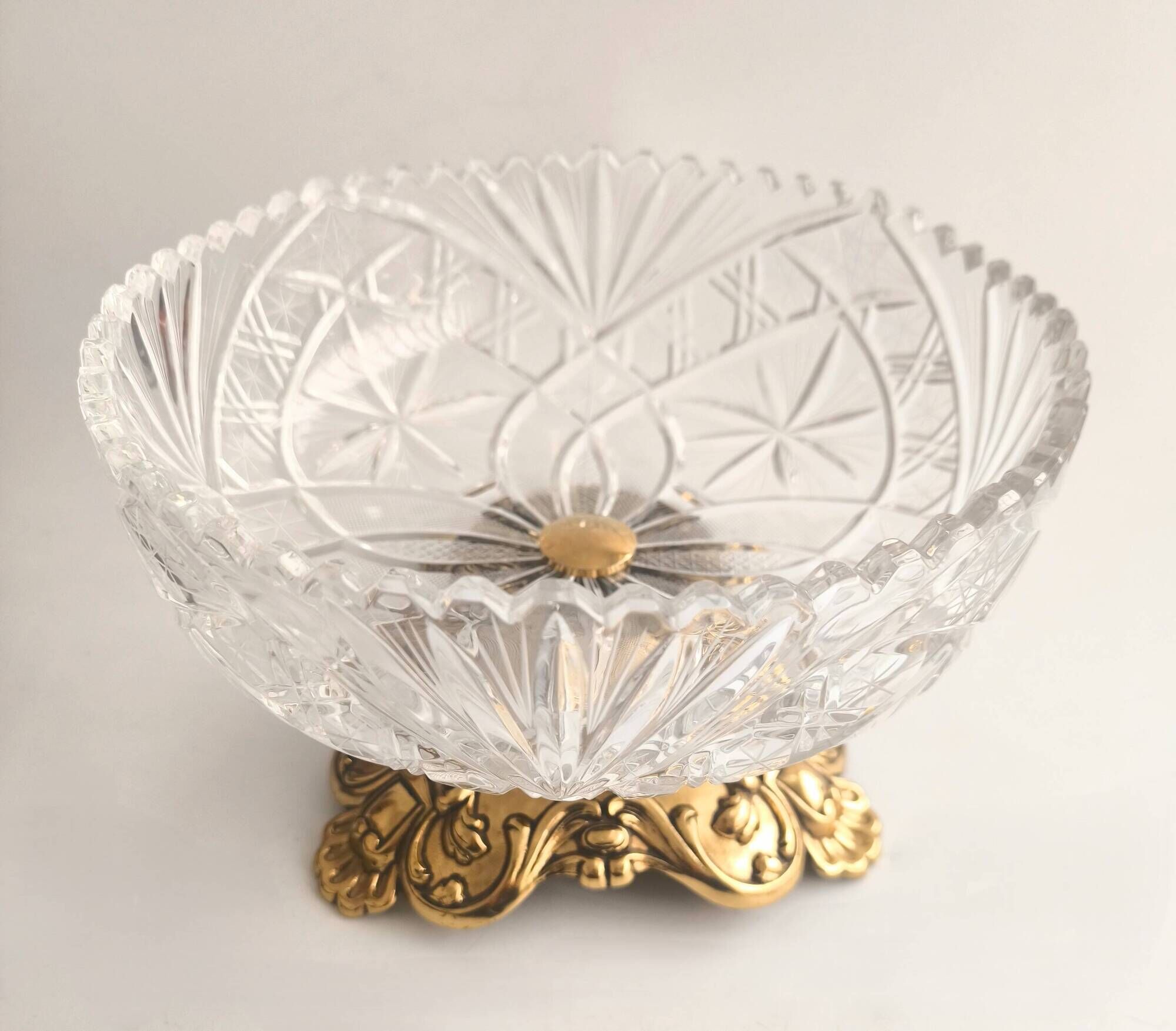 French Art Deco late centrepiece, carved crystal and bronze, 1950s.