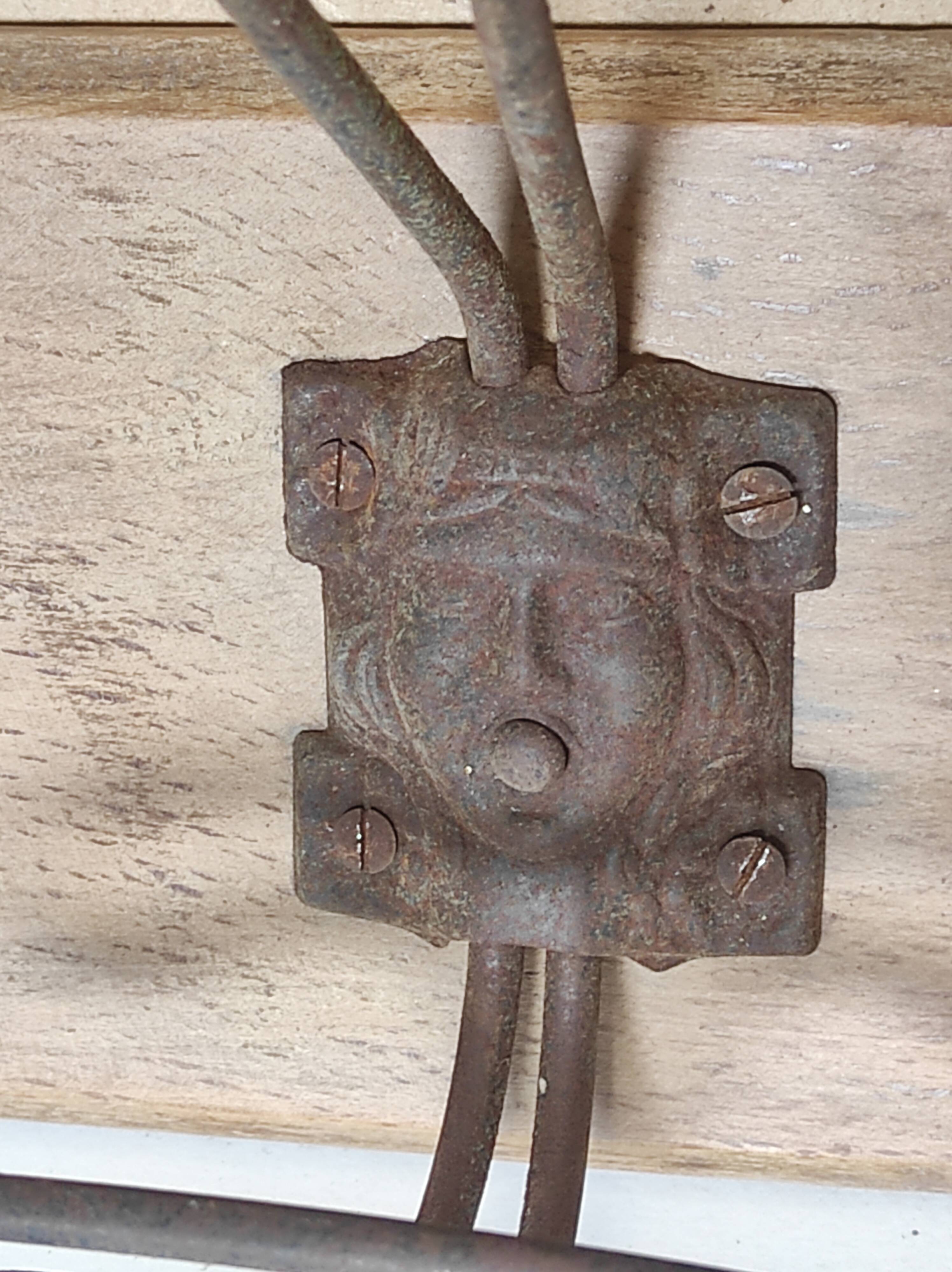 Portemanteau vintage patères métalliques avec mascarons (visages) sur plaque en bois de hêtre