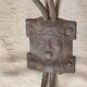 Portemanteau vintage patères métalliques avec mascarons (visages) sur plaque en bois de hêtre