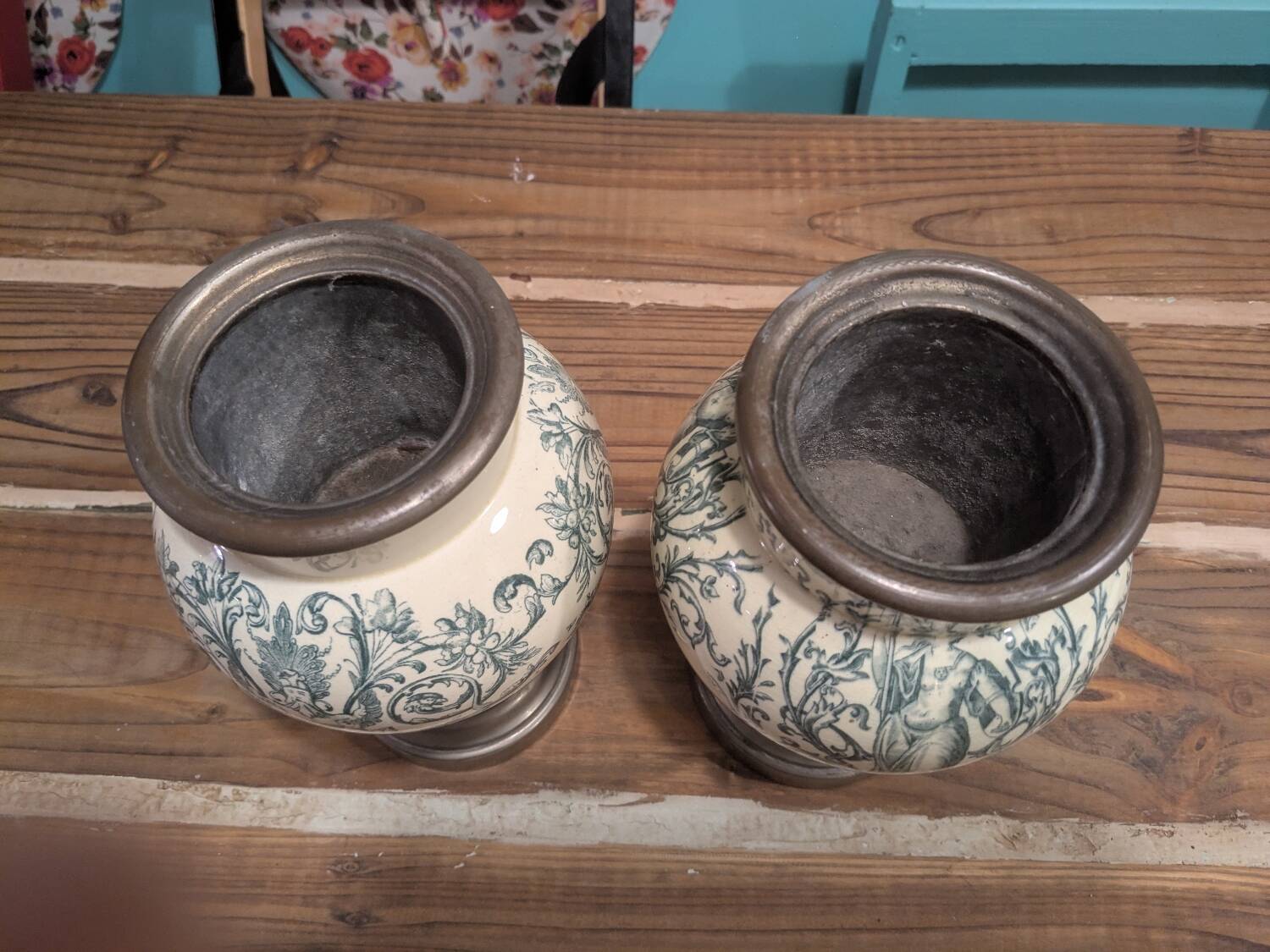 Set of 2 ceramic and metal flower pots