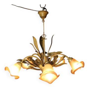 Chandelier with leaf decoration and 5 light sources.