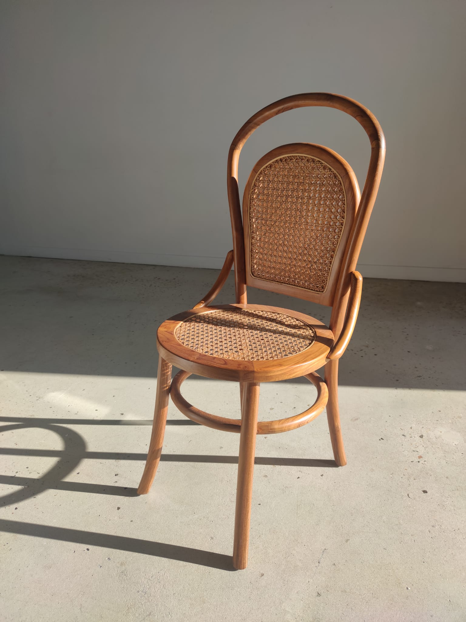 Chaise cannée en bois naturel