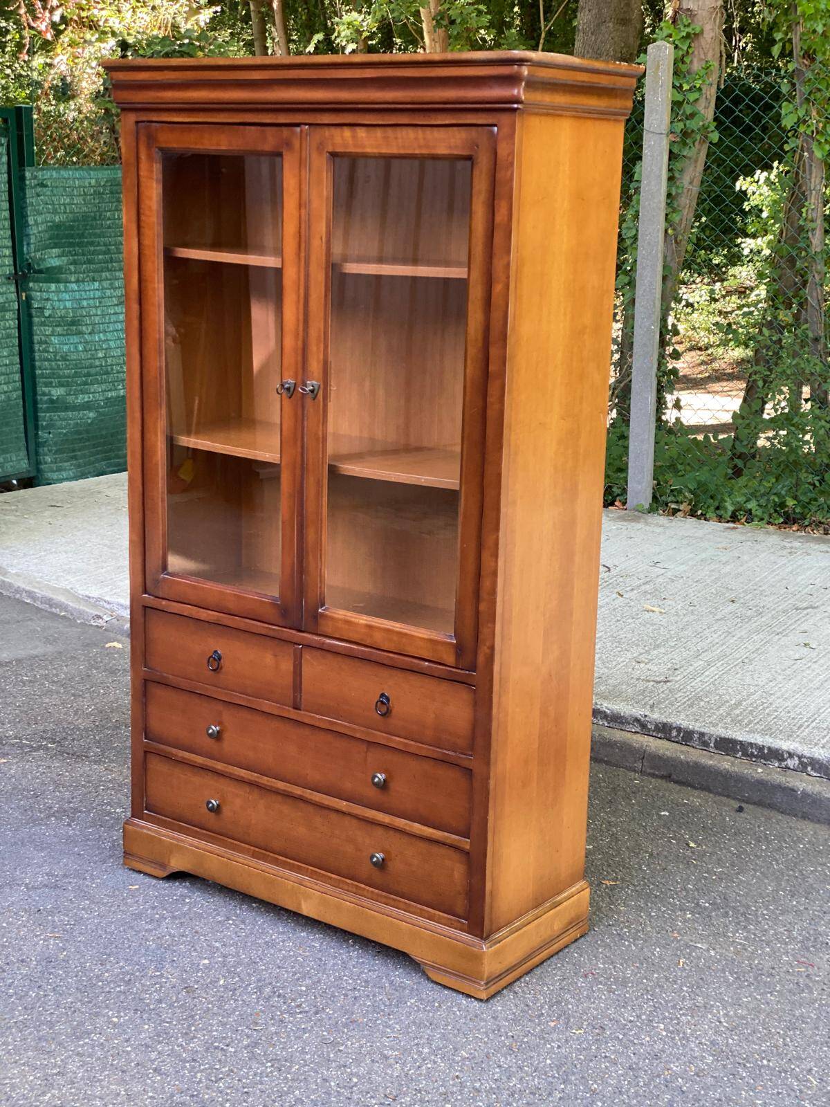 Vitrine Louis philippe en bois massif et placage années 80