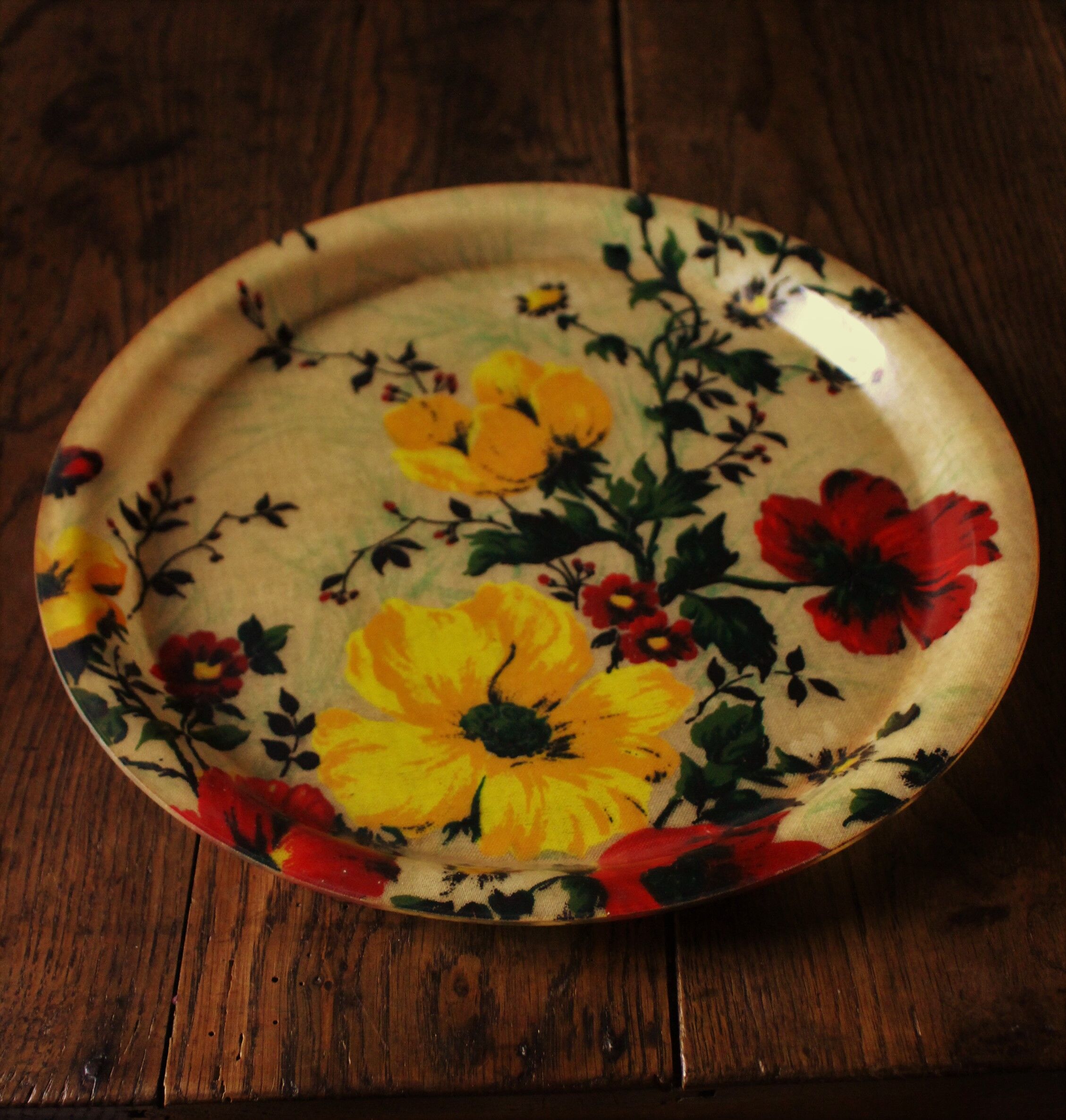 Round plastic top vintage flowers