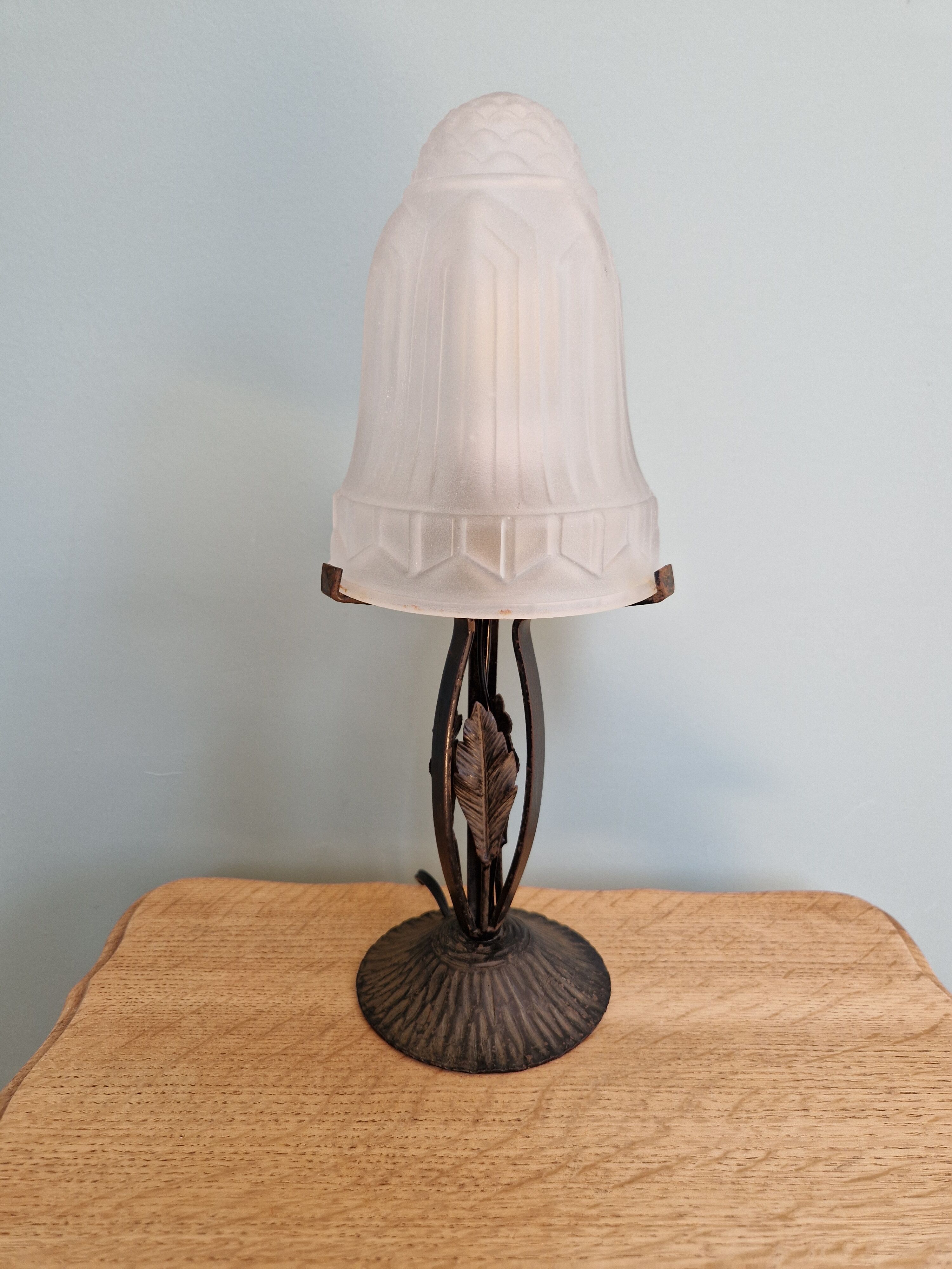 Art deco lamp in wrought iron and pressed-molded glass 1920s 1930s