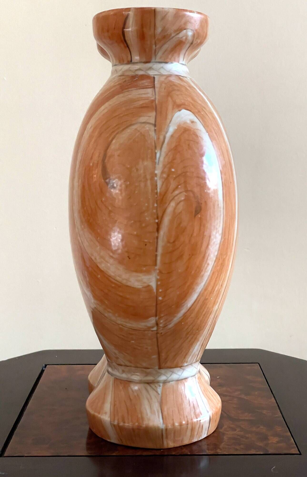 Large Chinese Qing (1644-1911) porcelain urn painted in faux-bois