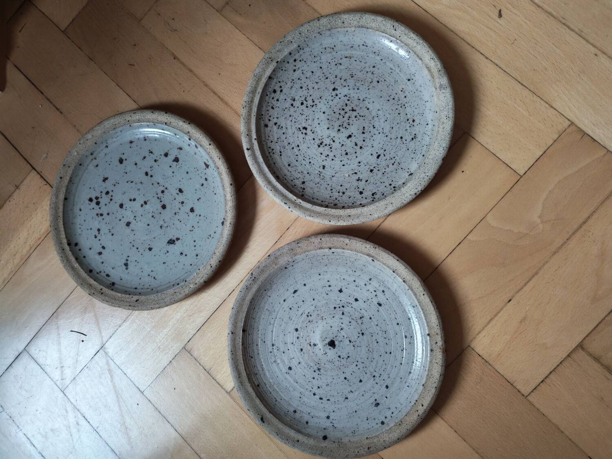 Lot de trois assiettes en grès par Pierre Digan