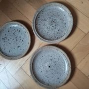 Lot de trois assiettes en grès par Pierre Digan