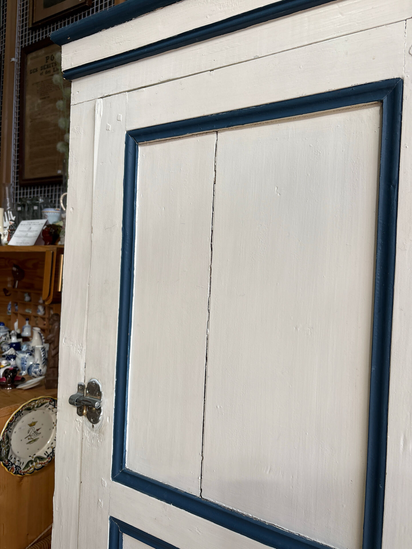 Antique bonnetière in cream and blue painted wood – in its original condition.
