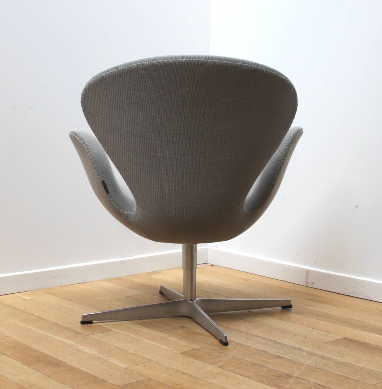 Pair of Swan Chair armchairs, Fritz Hansen