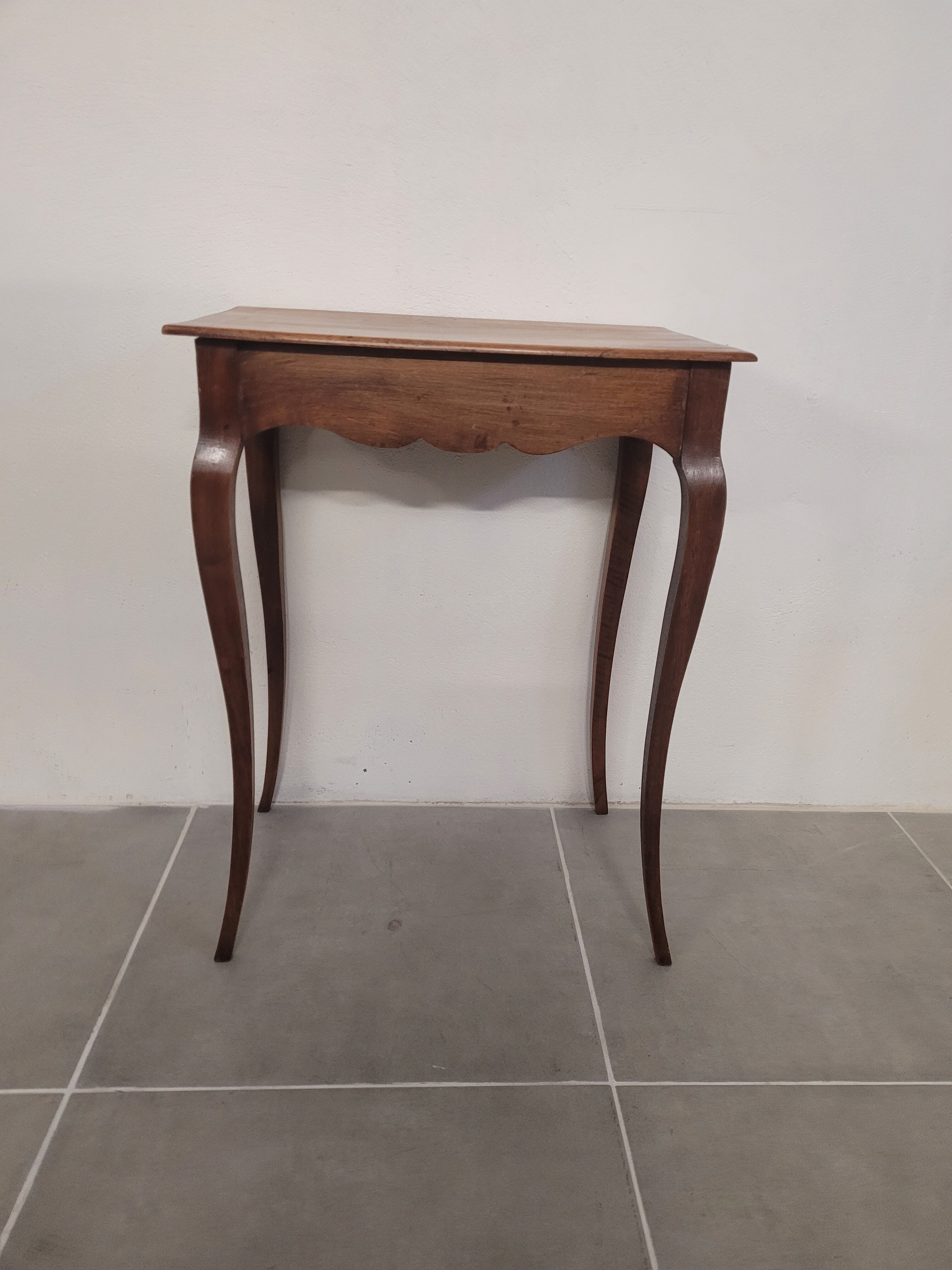 SMALL CONSOLE IN MASSIVE CHENE.