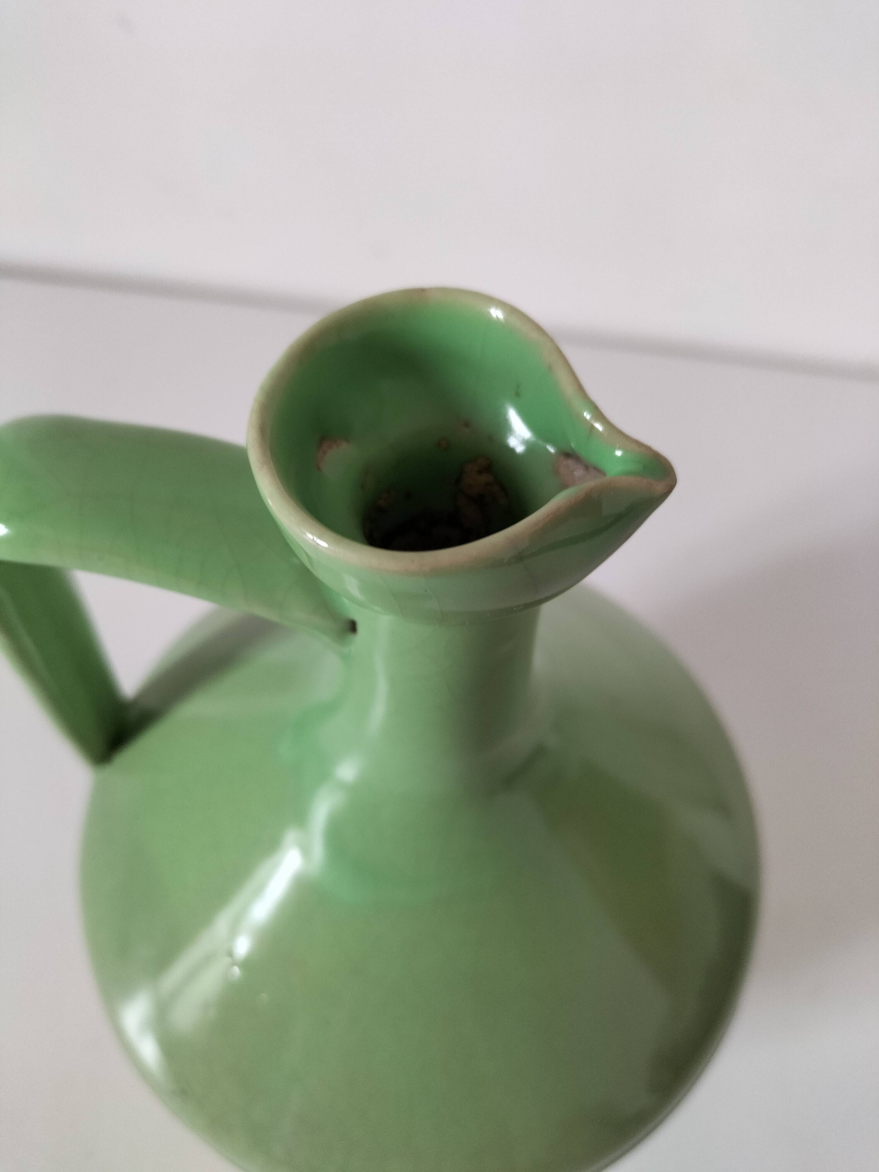 Cruche en terre vernissée verte artisanale vintage