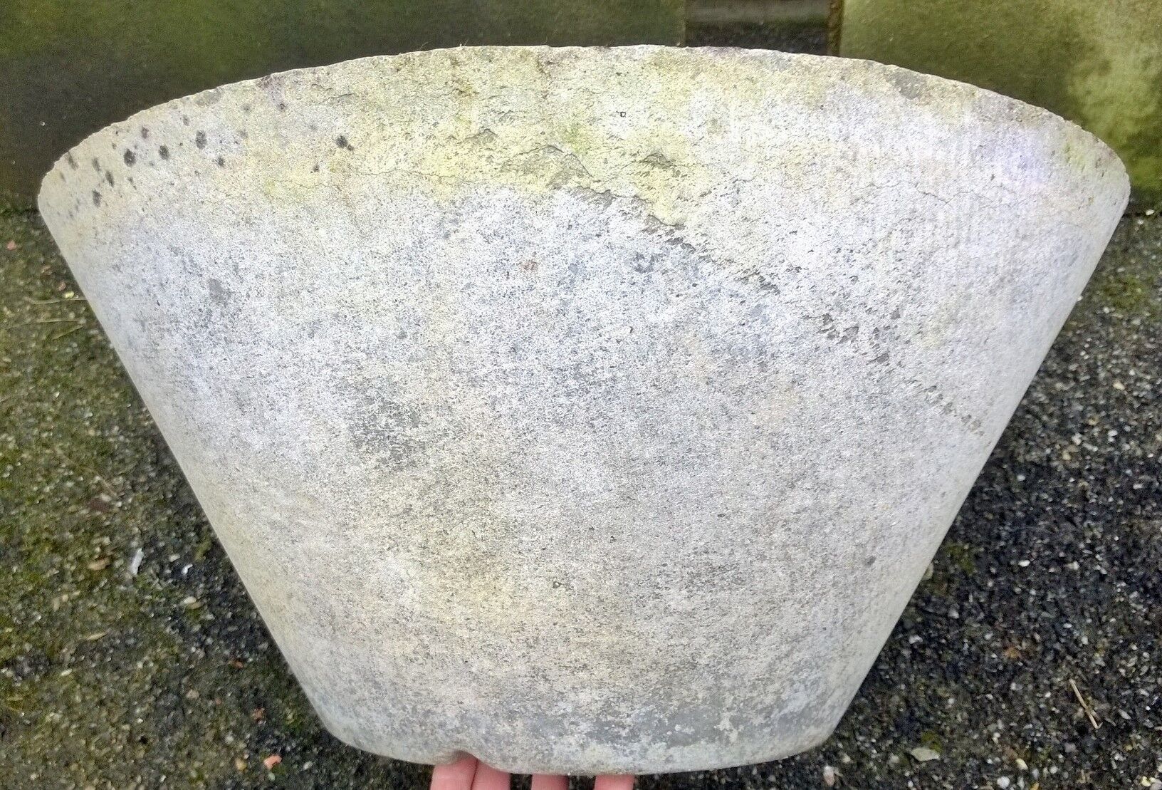 Vasque conique par Eternit 1950
