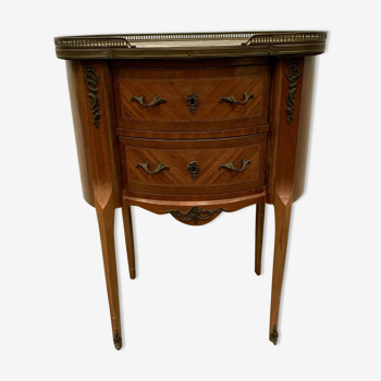 Commode rognon de style Louis XV dessus de marbre a galerie de laiton XX siècle