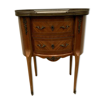 Commode rognon de style Louis XV dessus de marbre a galerie de laiton XX siècle