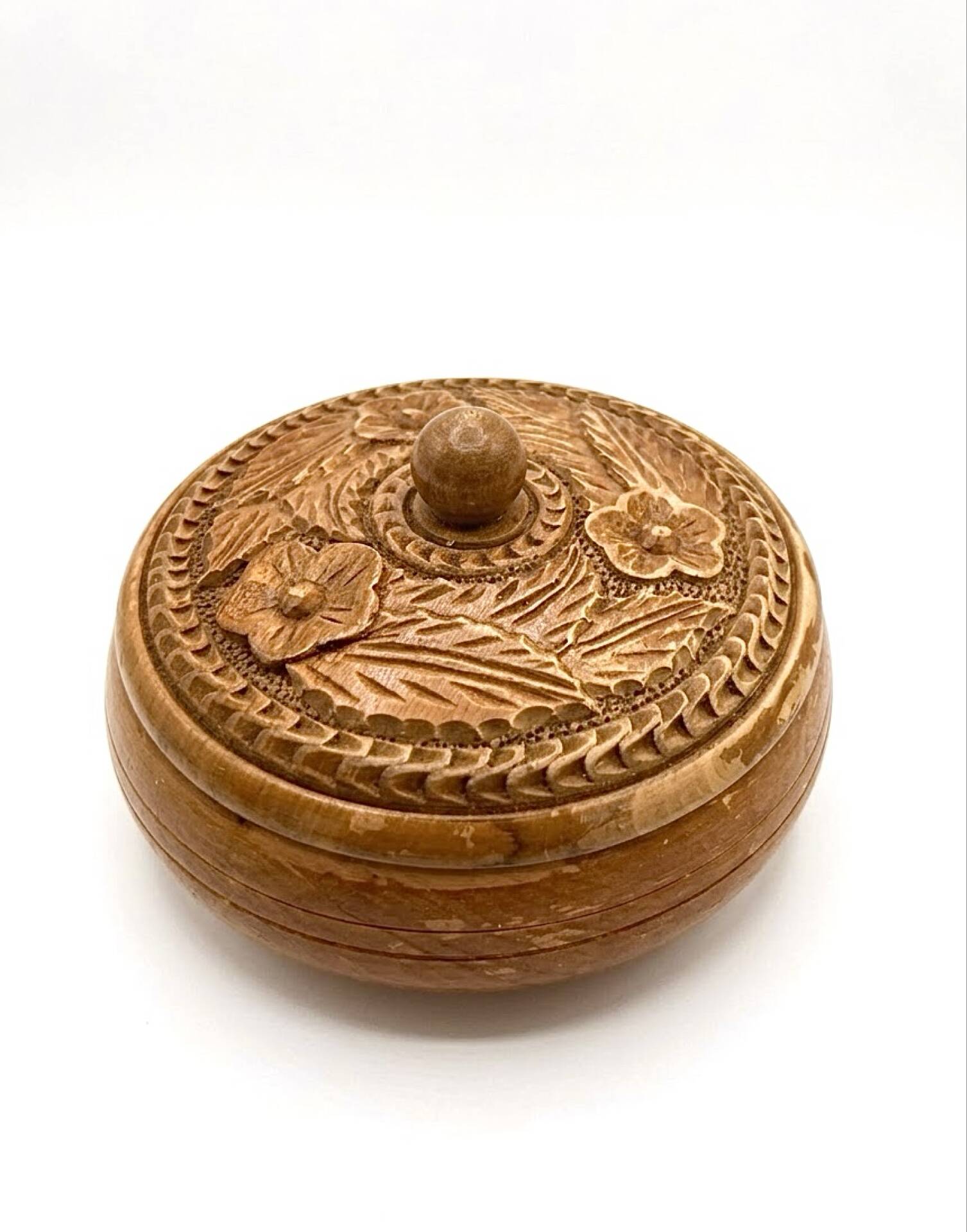 Boîte en bois sculpté à la main