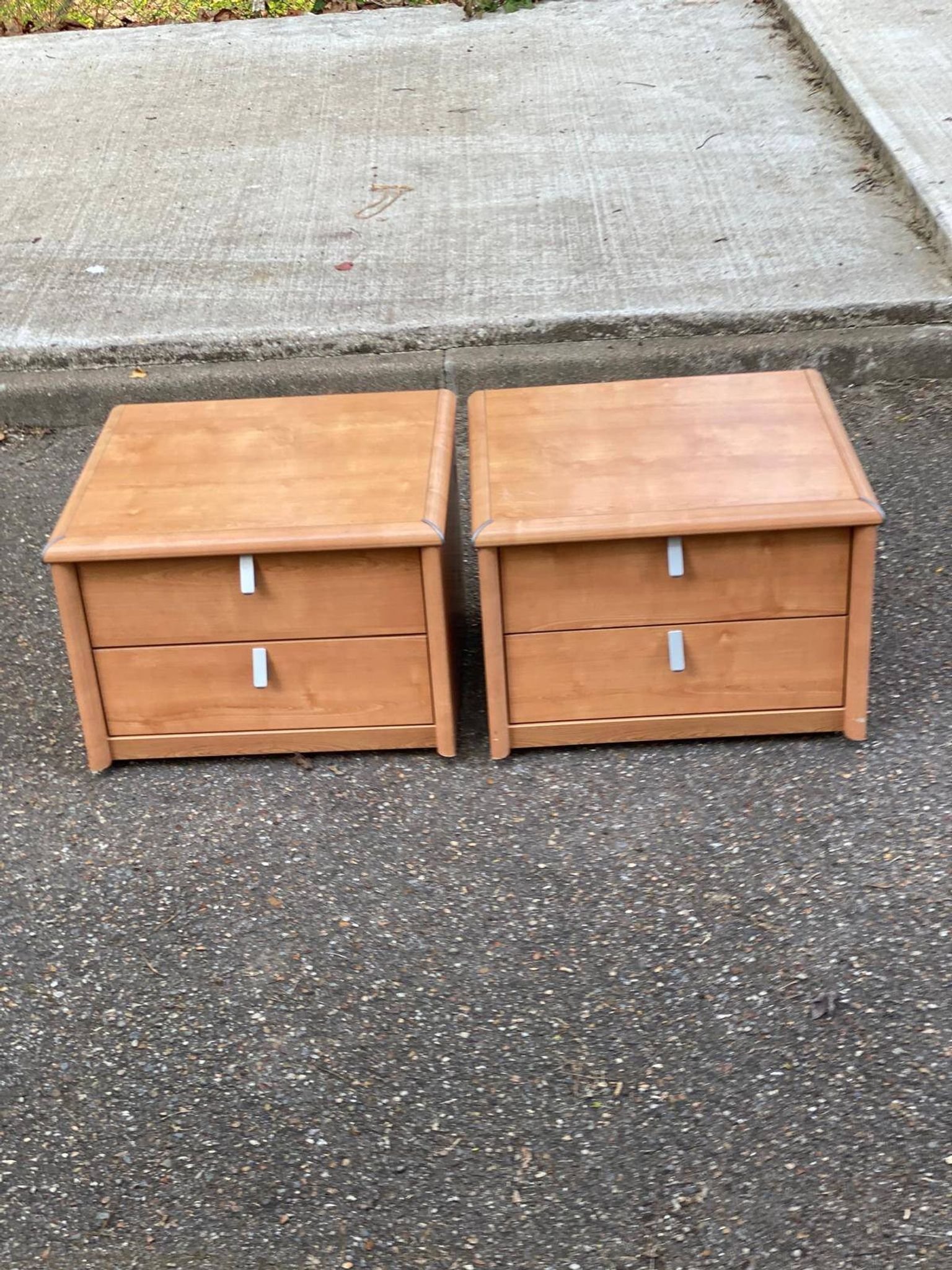 2 tables de chevet françaises Gauthier en bois clair avec 2 tiroirs