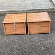 2 tables de chevet françaises Gauthier en bois clair avec 2 tiroirs