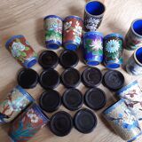 Cups cloisonné flower motifs (12) in its wooden shelf