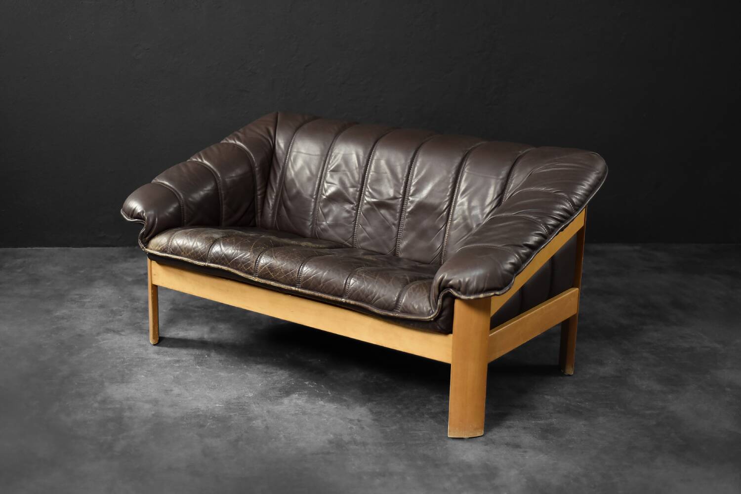 Vintage 2-seater brown leather canapé in modern Danish mid-century style from the 1970s.