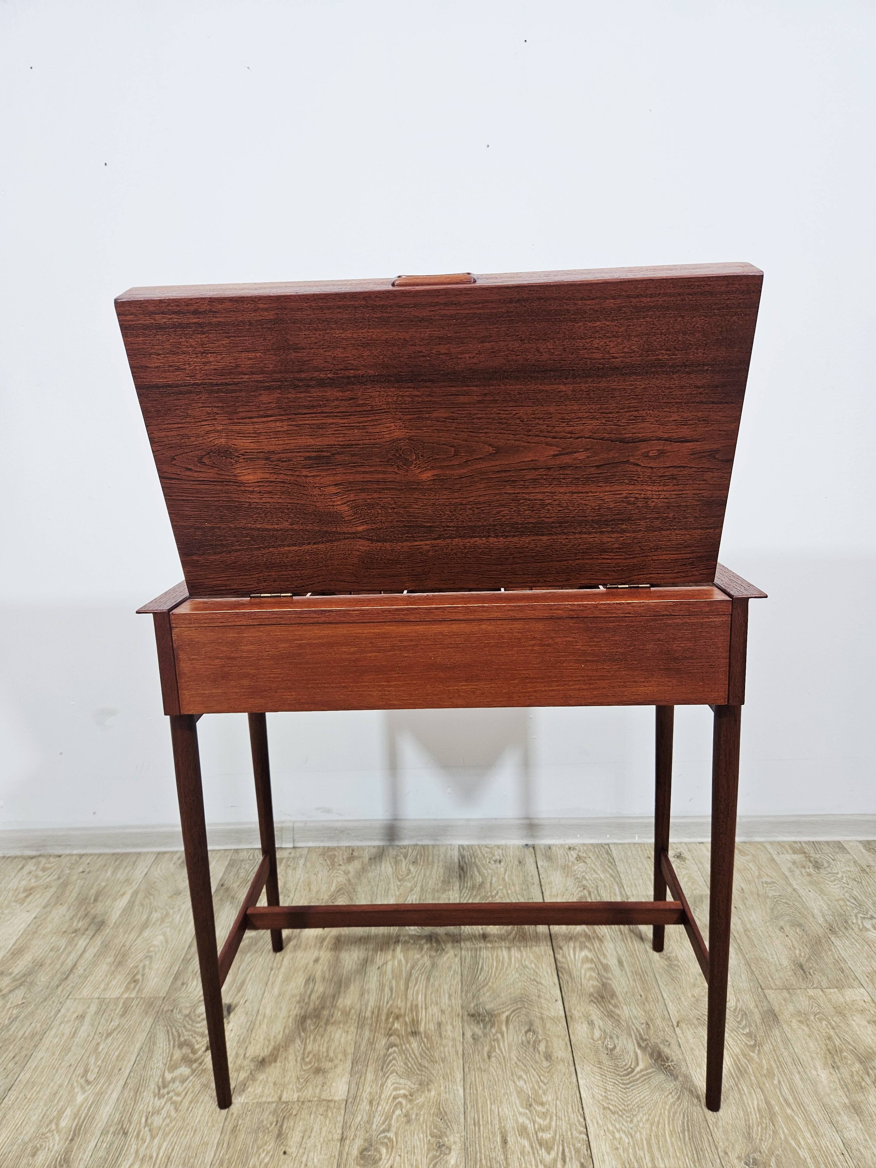 Coiffeuse en teck scandinave – Design danois des années 1960.