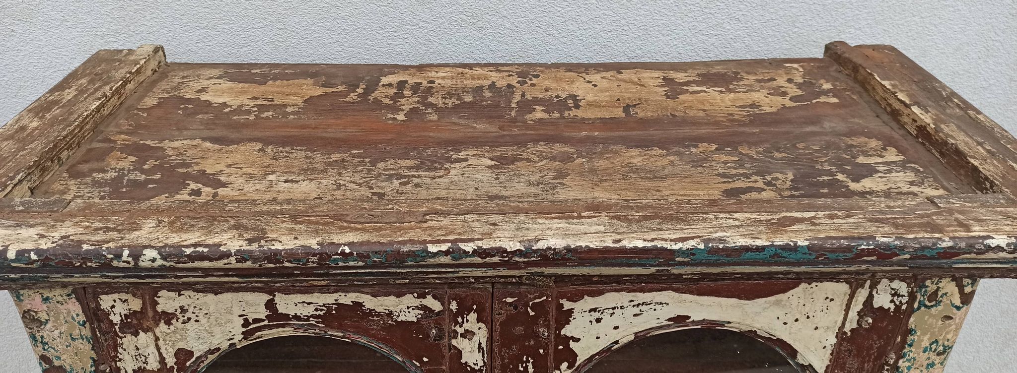 Armoire vitrée en bois ancienne patinée