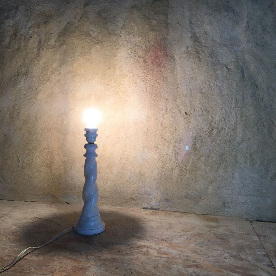 Twisted lamp foot in white alabaster