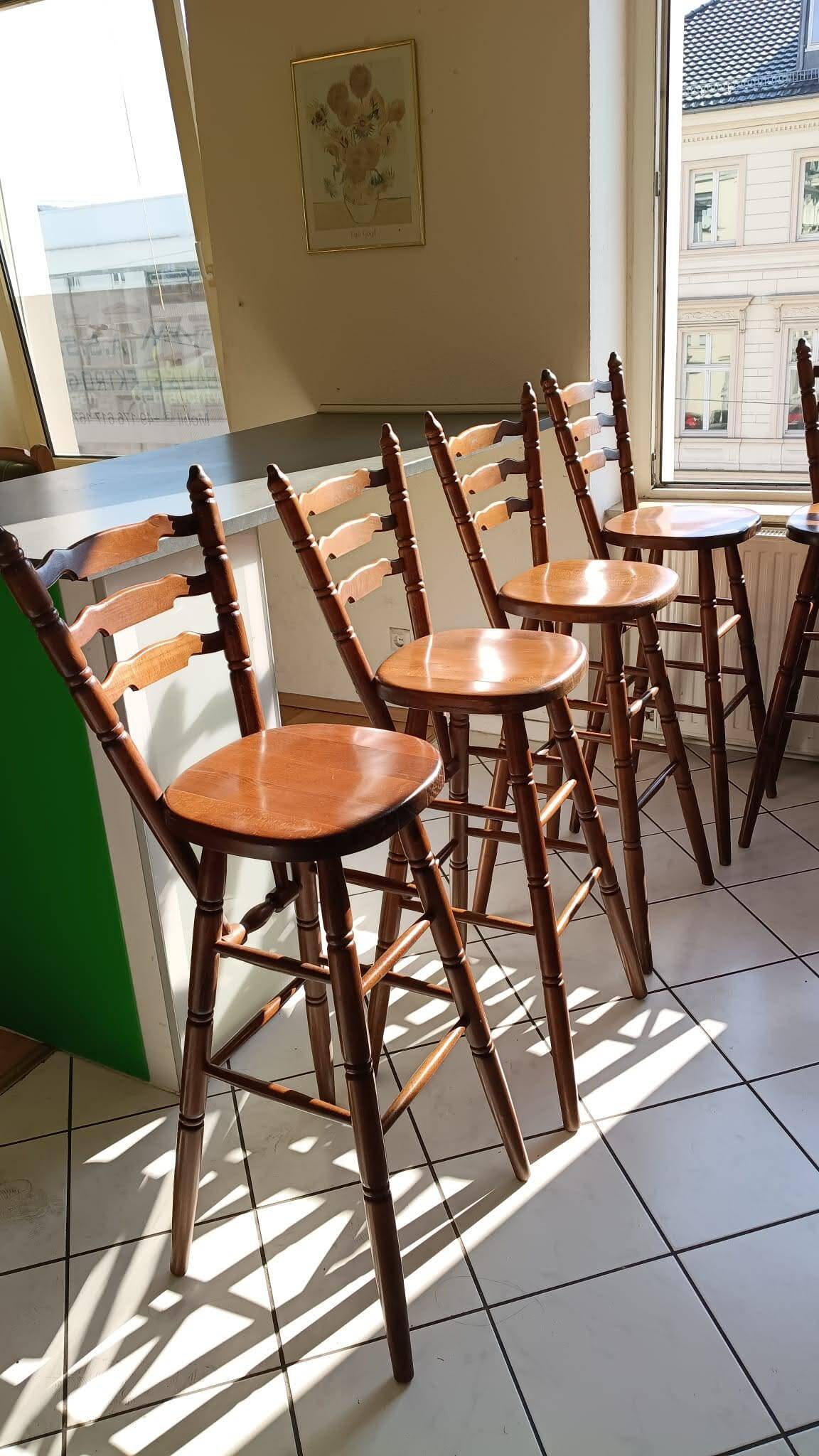 Suite de 5 Tabourets de Bar en Bois Massif – Style Bistrot / Campagne Chic