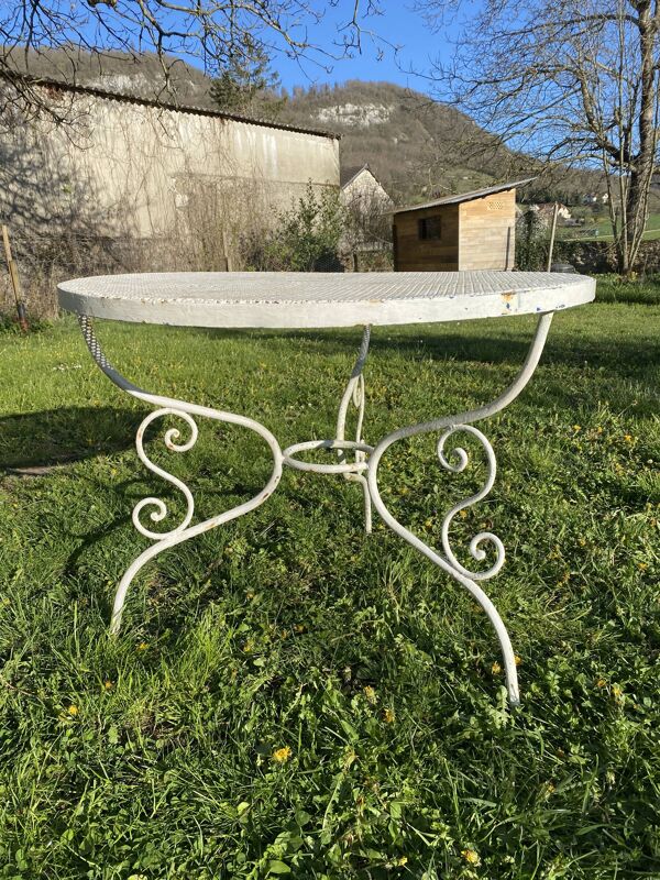 Salon de jardin vintage en fer forgé, table et 3 chaises