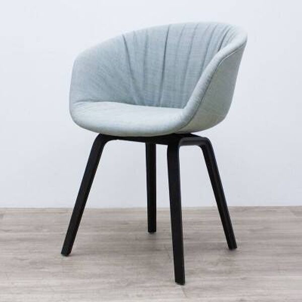 Fauteuil HAY AAC23 en tissu bleu clair
