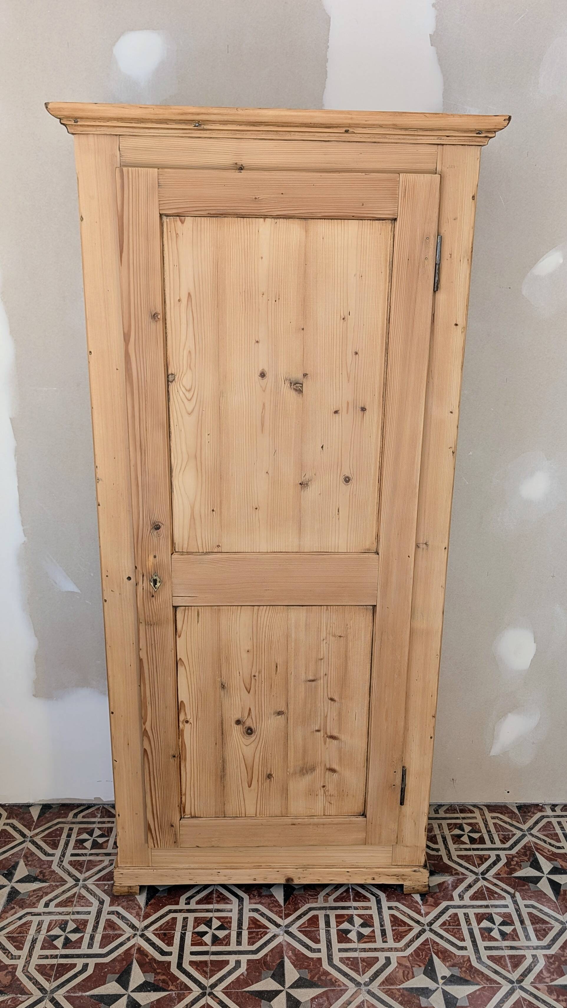 Bonnetière ancienne en pin décapé