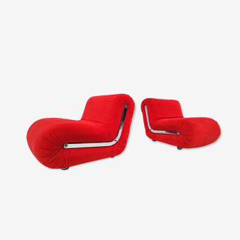 Paire de fauteuils rouges en forme de boomerang