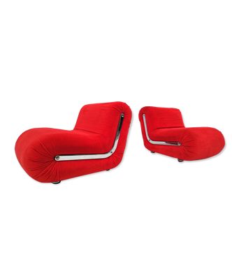 Paire de fauteuils rouges en forme de boomerang