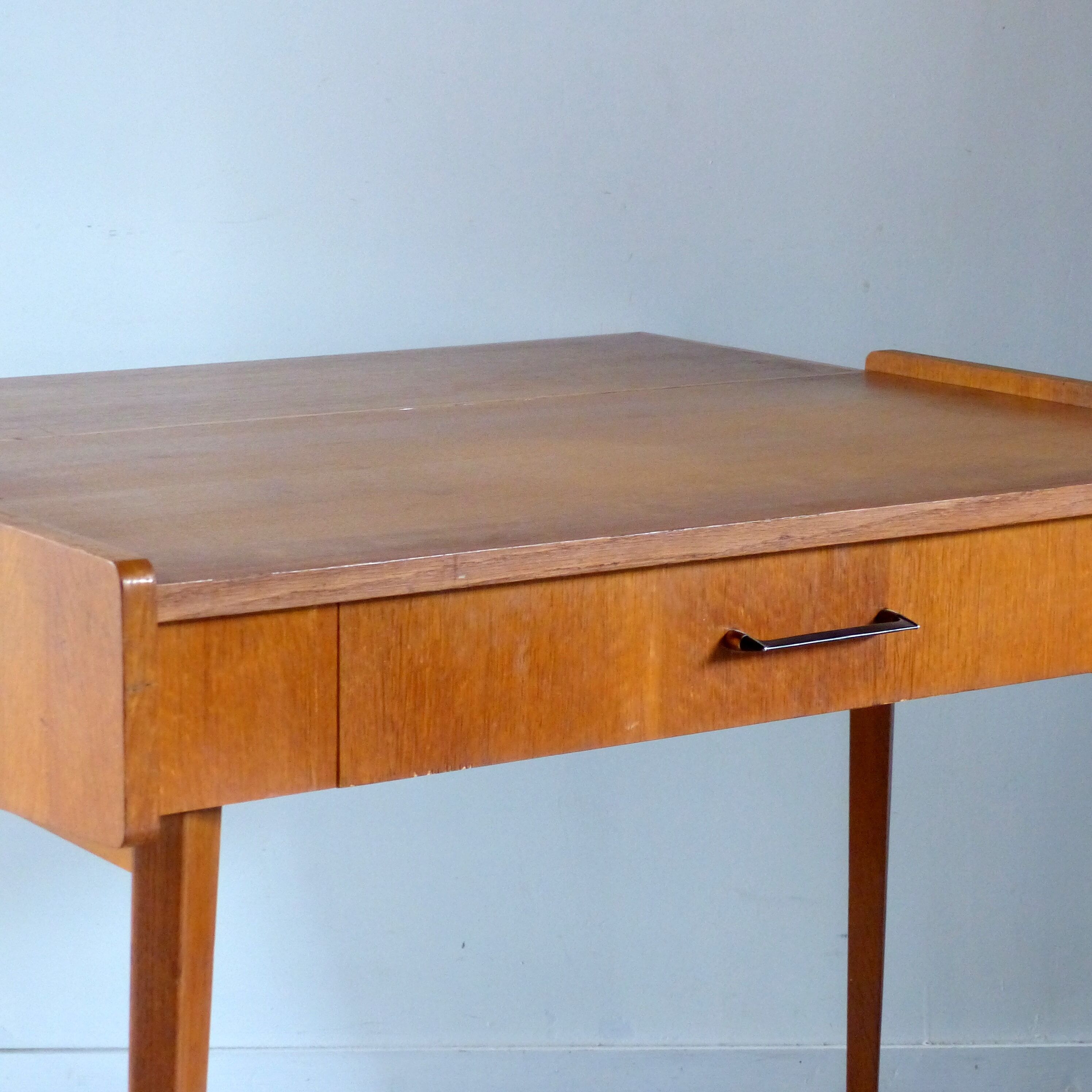 Bureau moderniste à pieds compas
