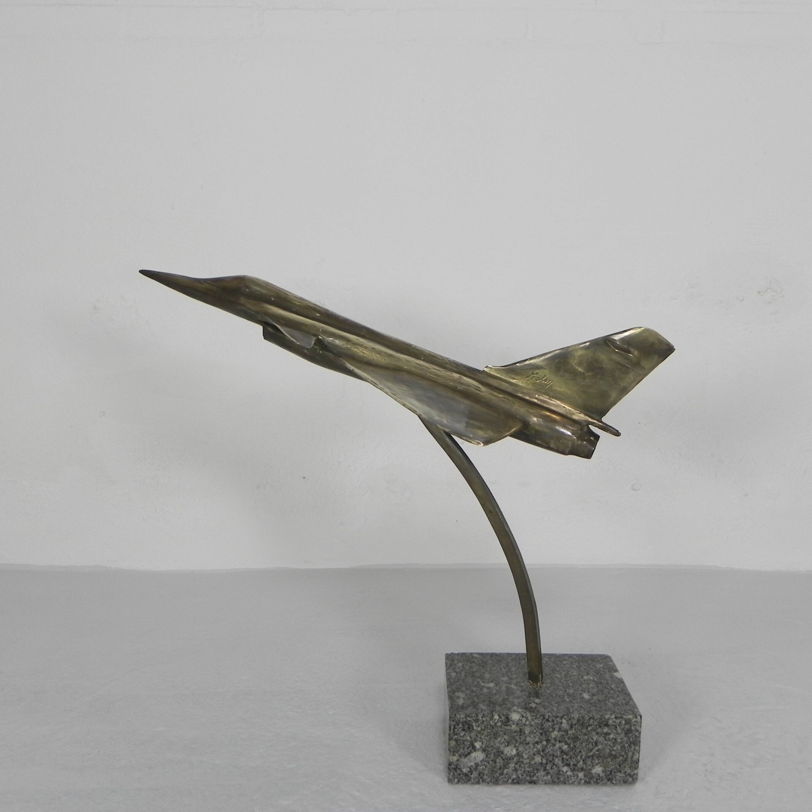 Sculpture en laiton d'un avion de chasse par François Melin