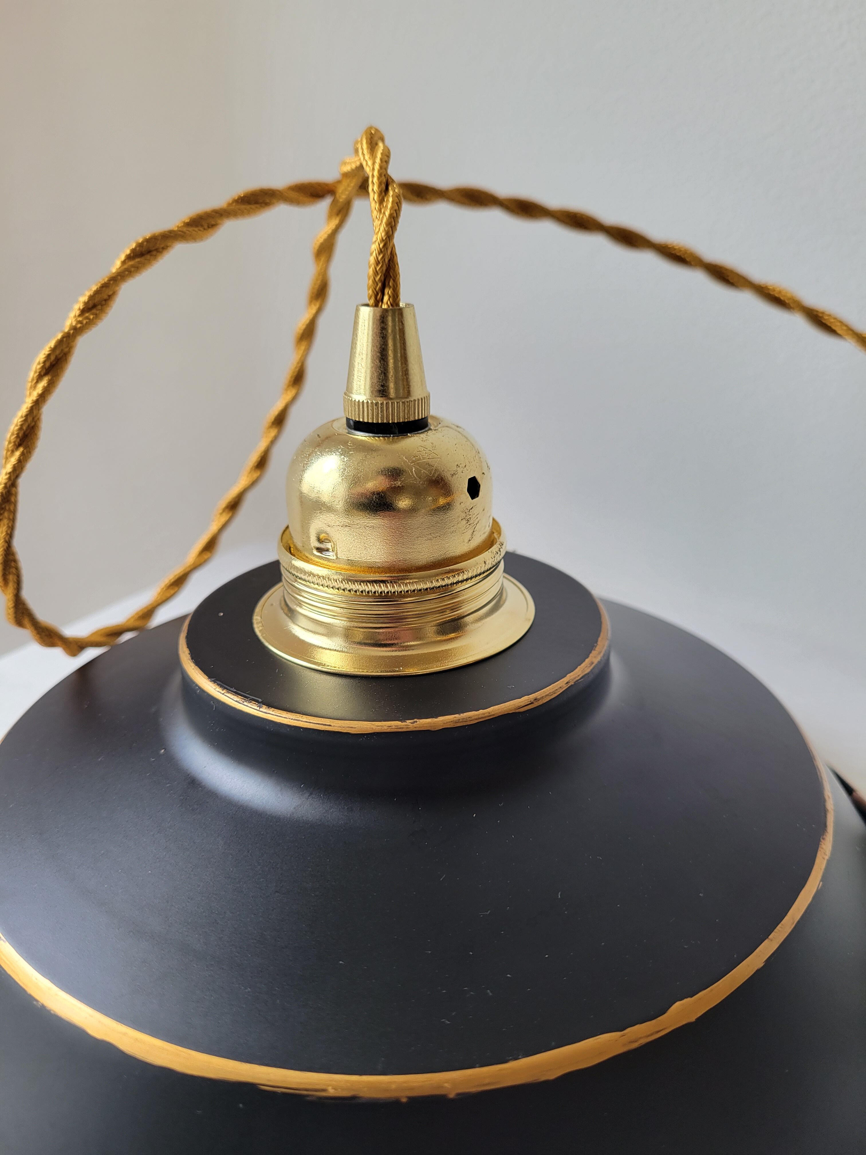 Duo of suspensions in enamelled sheet metal