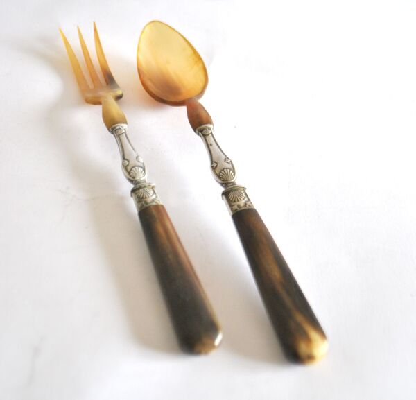 Couverts à salade ancien en corne – décor coquille 1900