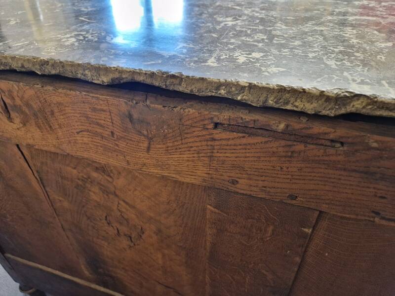 Mahogany commode with mahogany veneer from the Louis XVI period - late 18th century.