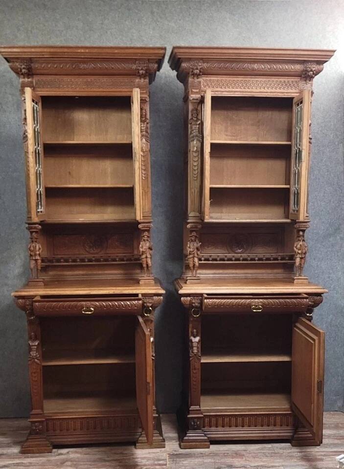 Paire de buffets deux-corps de style Renaissance richement sculp