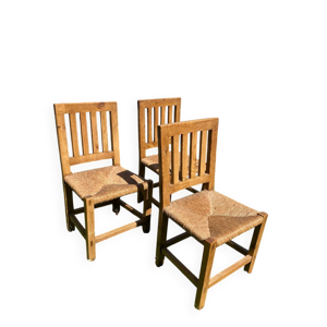 trois chaises en bois