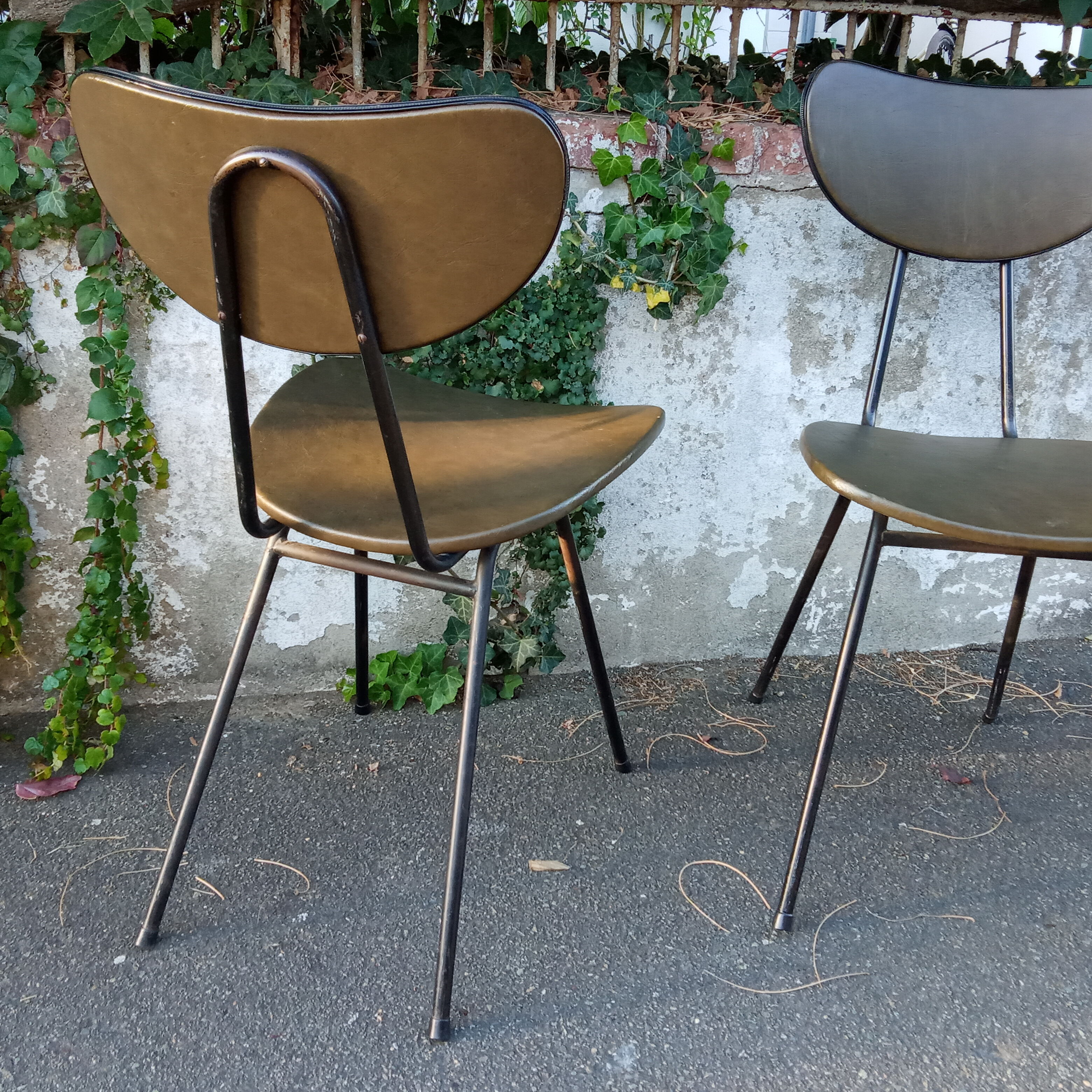 Pair of 50s chairs in metal and skaï