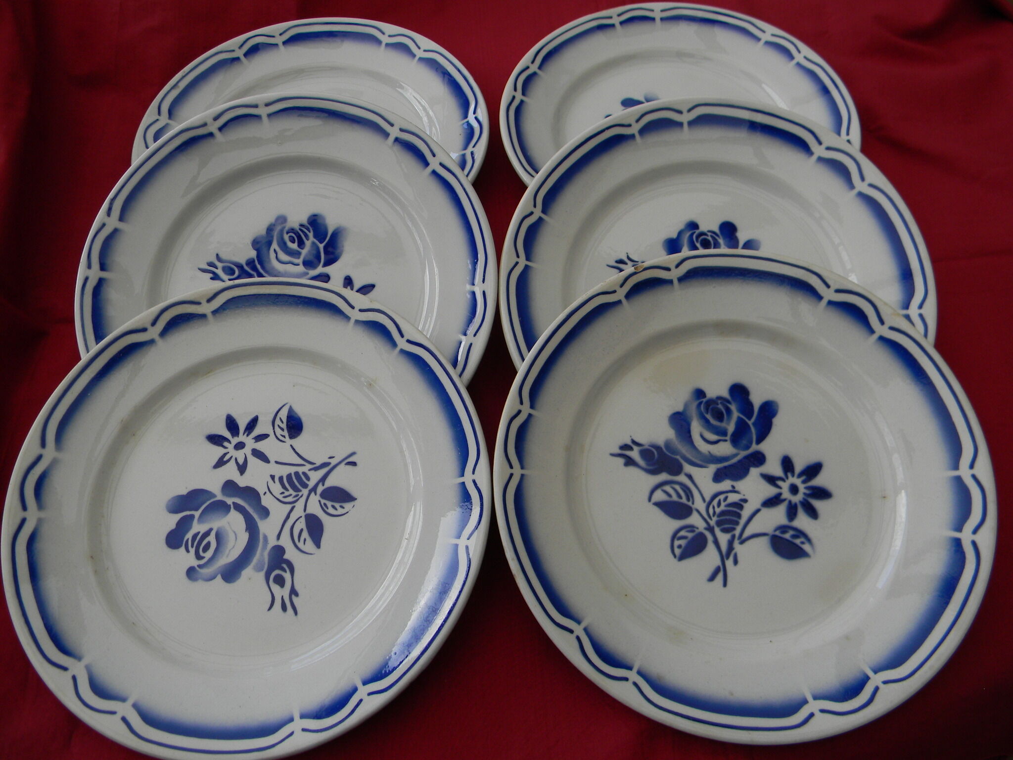 Lot de 6 assiettes plates en faience décor de roses.