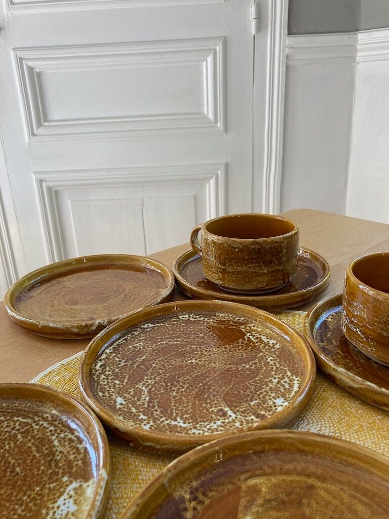 6 stoneware cups and 6 enamel plates