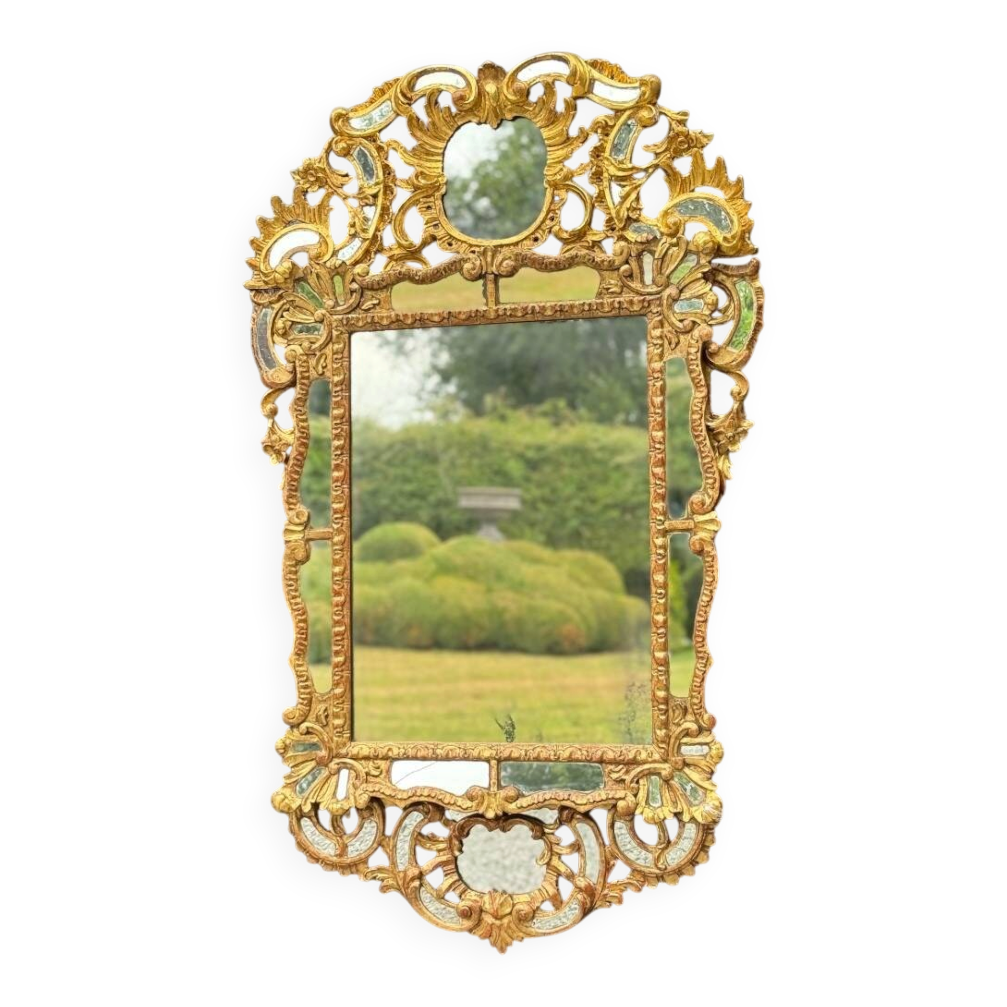 Miroir de style baroque en bois sculpté et doré, Empire Austro-hongrois, début XIXème siècle