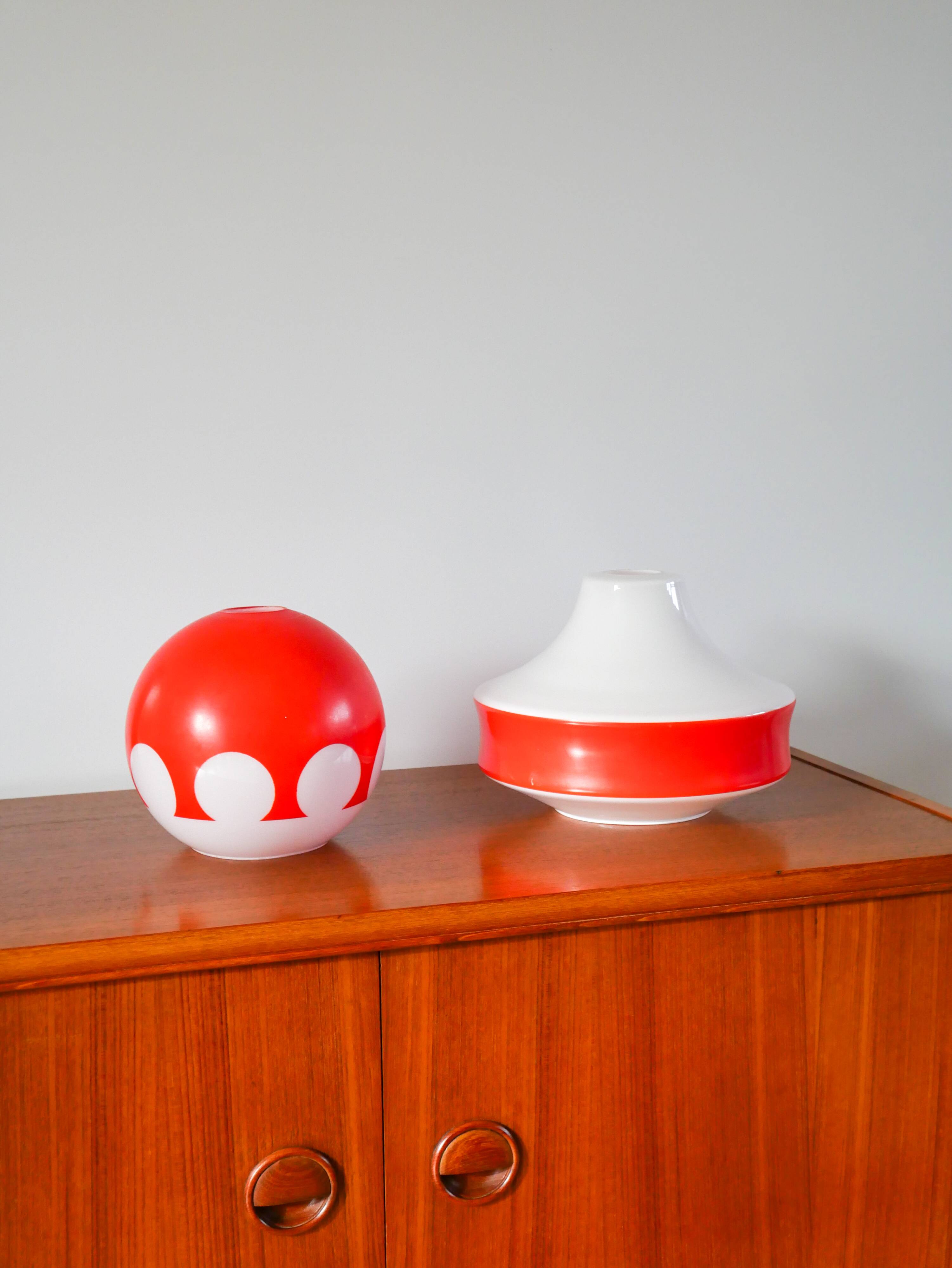 Suspension en opaline bicolore orange / rouge et blanc Design 1970