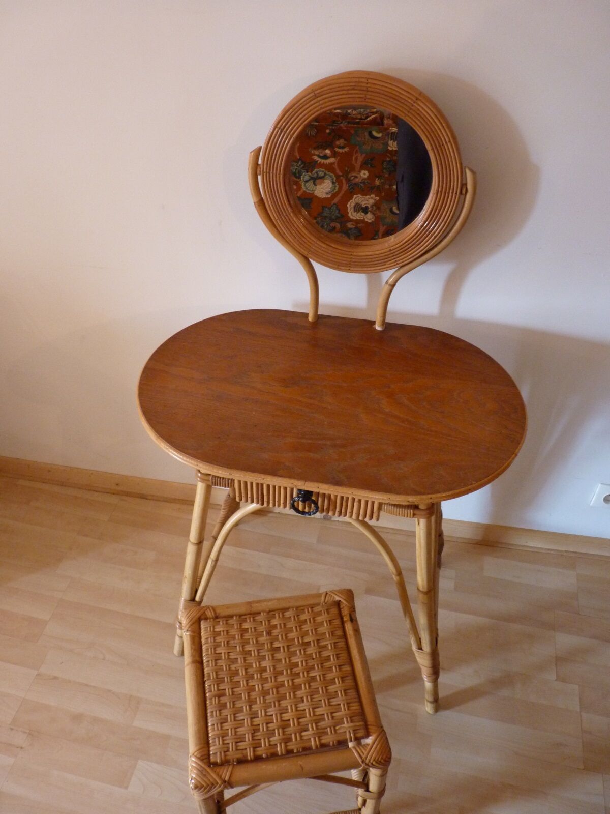 Coiffeuse en rotin avec son tabouret