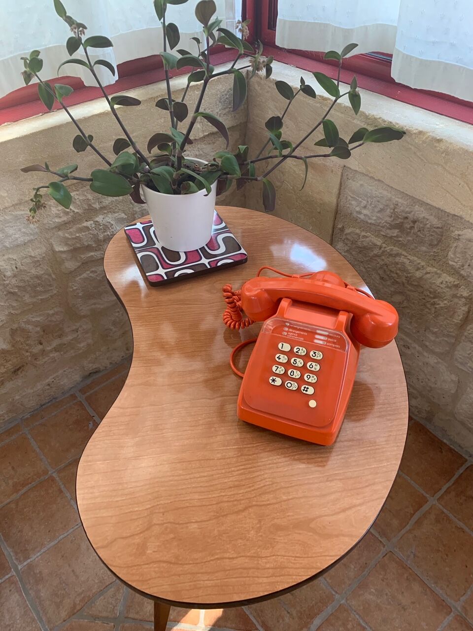 Coffe table vintage bean-shaped in formica, tripod foot, circa 1960s