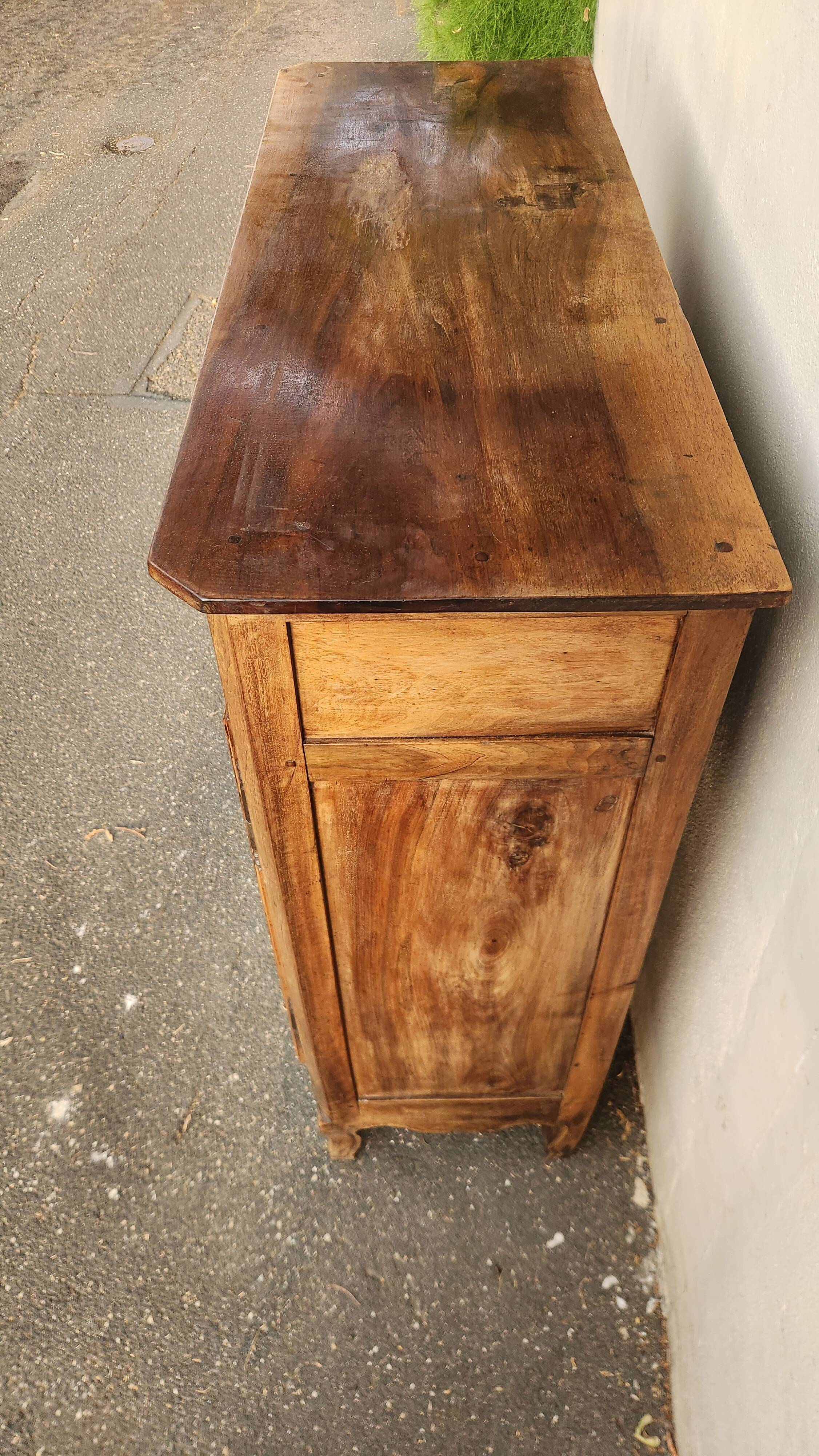 Buffet bas ancien en bois massif XVIII