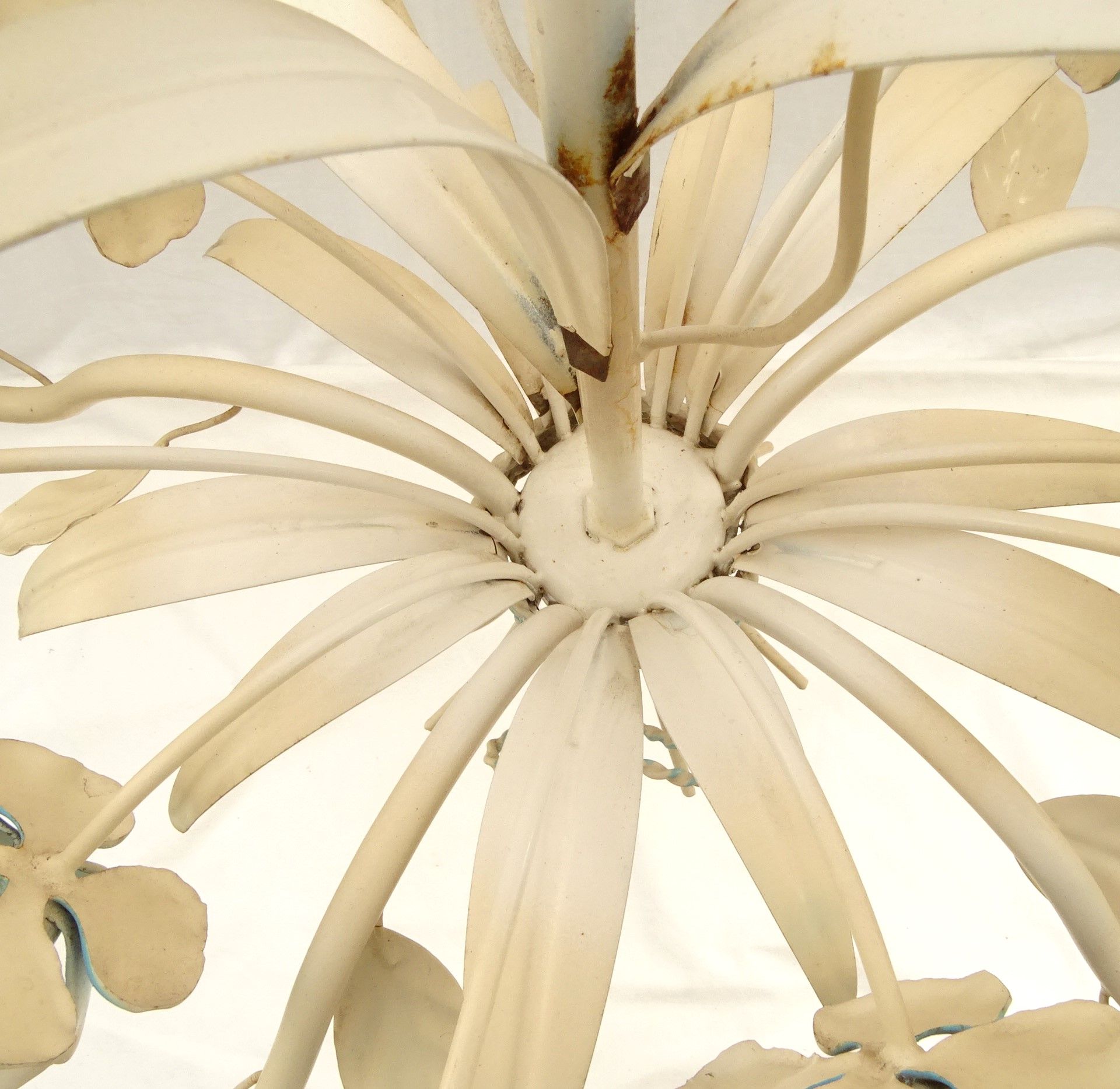 Vintage chandelier bouquet of blue flowers 5 candles in painted sheet metal.